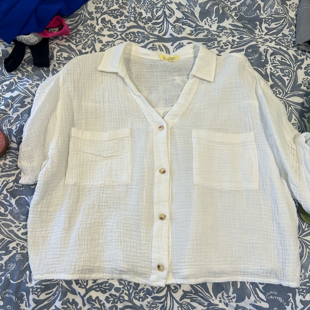 Women’s white cropped linen shirt, size small